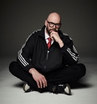 Top Comedian Tom Davis to...