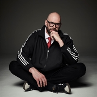 Top Comedian Tom Davis to...